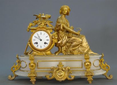 Pendule en albatre et régule doré figurant...