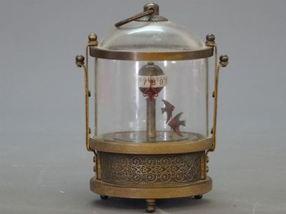 Rare pendulette en verre et métal doré partiellement...