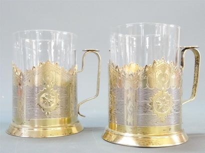 Deux chopes en vermeil, argent niellé et...