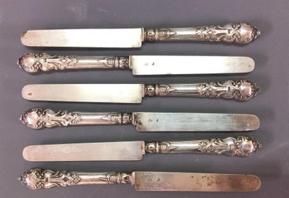 Six couteaux à fruits, les prises en argent...