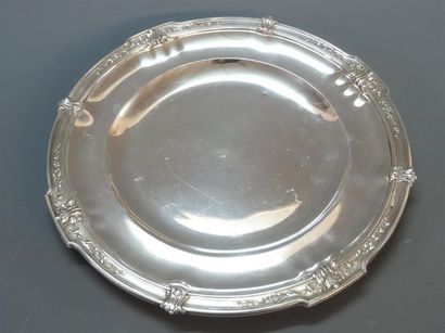 Plat rond en argent, à décor de rinceaux...