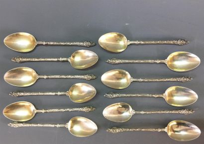 Douze cuillers à moka en argent. Poids :...