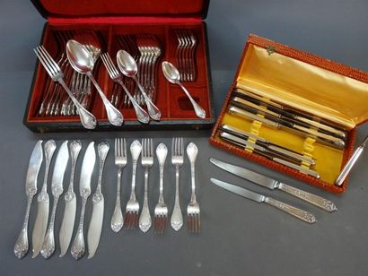 Ménagère pour six couverts en argent comprenant...