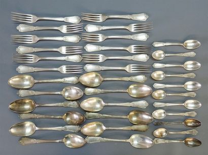 Ménagère de couverts en argent comprenant...