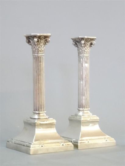 Paire de bougeoirs de style Louis XVI en...