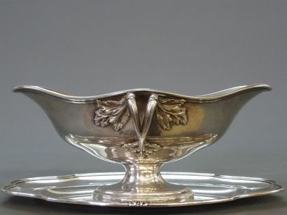Saucière en argent sur un dormant adhérant,...