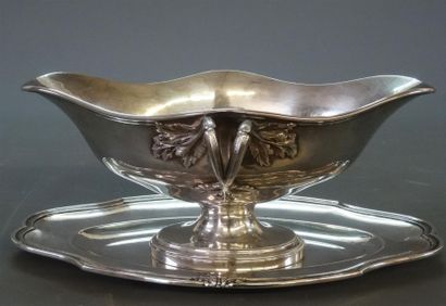 Saucière en argent sur un dormant adhérant,...