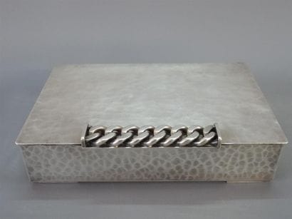 Jean DESPRÉS (1889-1980) Coffret en métal...