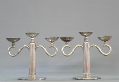 Jean DESPRÉS (1889-1980) Paire de candélabres,...