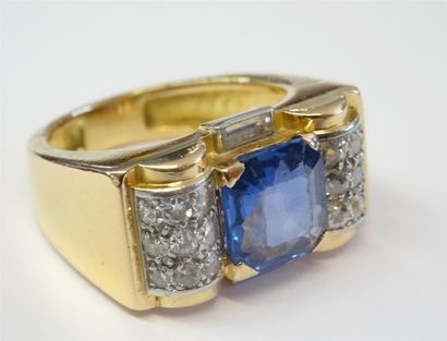 Bague en or des années 40 ornée d'un saphir...