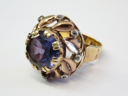 Bague en or de forme dôme ajouré, serti d'une...