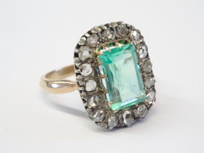 Bague en or ornée d'une emeraude d'environ...