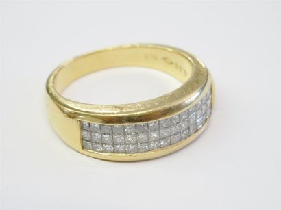 Bague en or jaune, pavage de diamants sur...