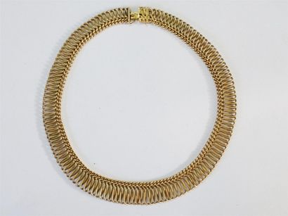 Collier en or ras de cou maille de spirales...