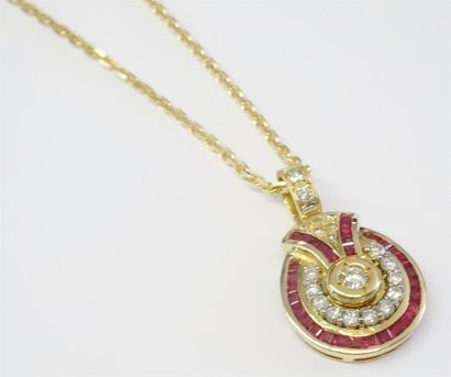 Pendentif en or jaune ornée de rubis calibrés...