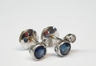 Paire de puces d'oreille monture platine,...