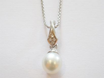 Pendentif en or orné d'une perle monture...