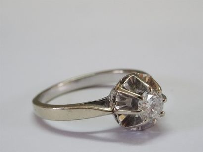 Bague solitaire en or gris. Poids : 3.20...