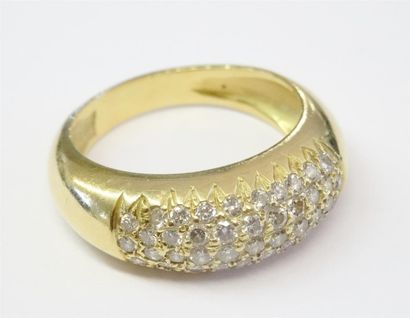 Bague en or jaune ornée d'un pavage de diamants....