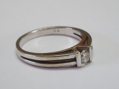 Bague en or jaune et or gris orné d'un diamant....