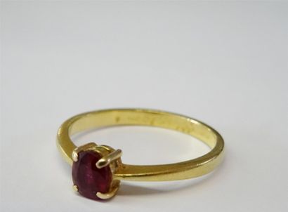Bague en or sertie d'un rubis. Poids : 2.61...
