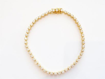 Bracelet ligne en or jaune et diamants. Poids...