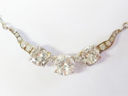 Collier en or gris, orné de trois diamants...