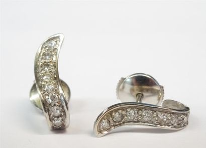 Paire de boucles d'oreille en or gris et...