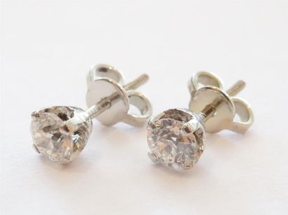 Clous d'oreilles en or blanc ornés de diamants...