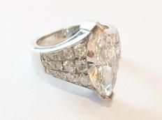 Bague marquise en or gris ornée d'un diamant...