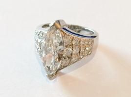 Bague marquise en or gris ornée d'un diamant...