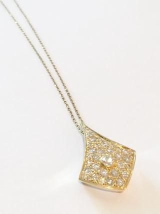 Pendentif en or jaune pavage de diamants,...