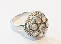 Bague de forme bouton en or gris, pavage...