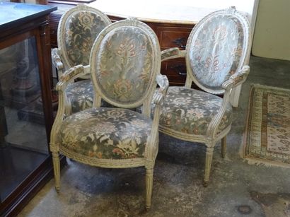 Trois fauteuils de style Louis XVI à dossier...