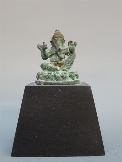 Ganesh à 4 bras Sujet ésotérique assis sur...