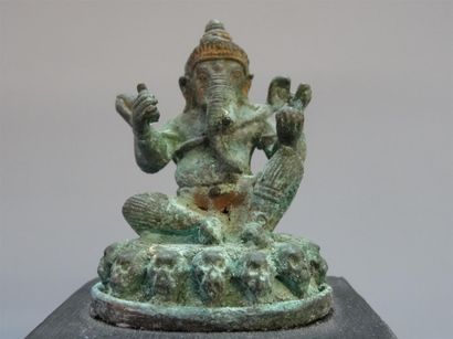 Ganesh à 4 bras Sujet ésotérique assis sur...