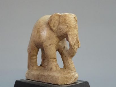 Eléphant votif. Talisman en marbre ou Albâtre...