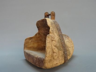 Etrier en bois sculpté et ferronnerie Inde...