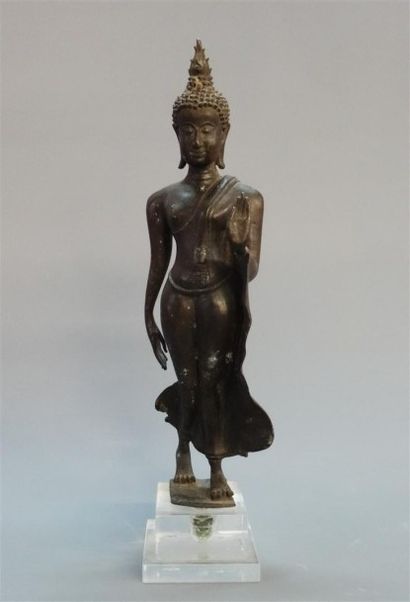 Bouddha marchant, vêtu d'une cape monastique...