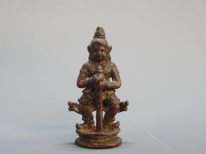 Divinité. Talisman en bronze de patine brune...