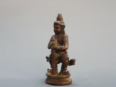 Divinité. Talisman en bronze de patine brune...