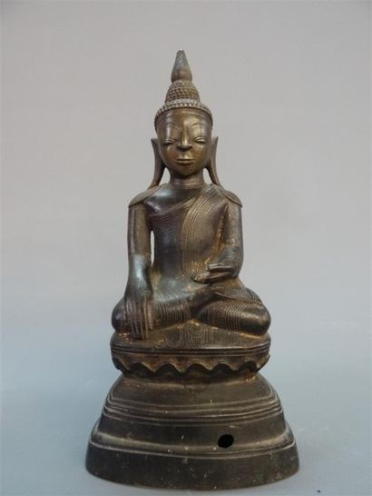 Bouddha sakyamuni assis en virasana sur un...