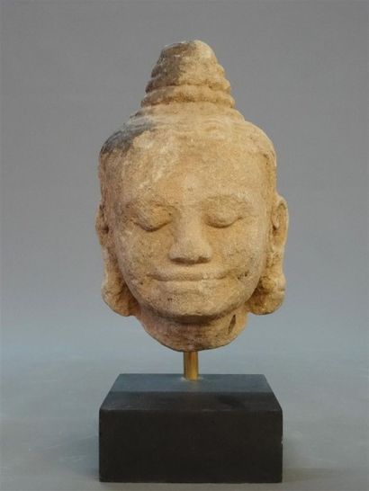 Tête de Bouddha mucalinda souriant et recueilli,...