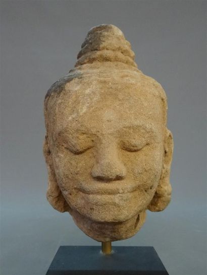 Tête de Bouddha mucalinda souriant et recueilli,...