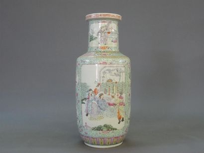 Vase balustre en porcelaine de Chine à décor...