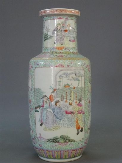 Vase balustre en porcelaine de Chine à décor...