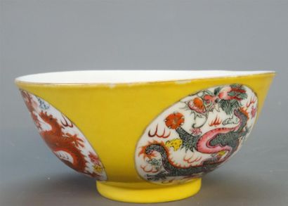 Bol en porcelaine de Chine XIX° émail jaune...