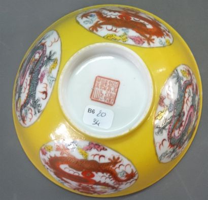 Bol en porcelaine de Chine XIX° émail jaune...
