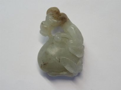 Pendentif en pierre dure à décor d'un singe...
