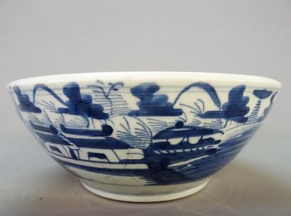 Grand bol en porcelaine de Chine à décor...